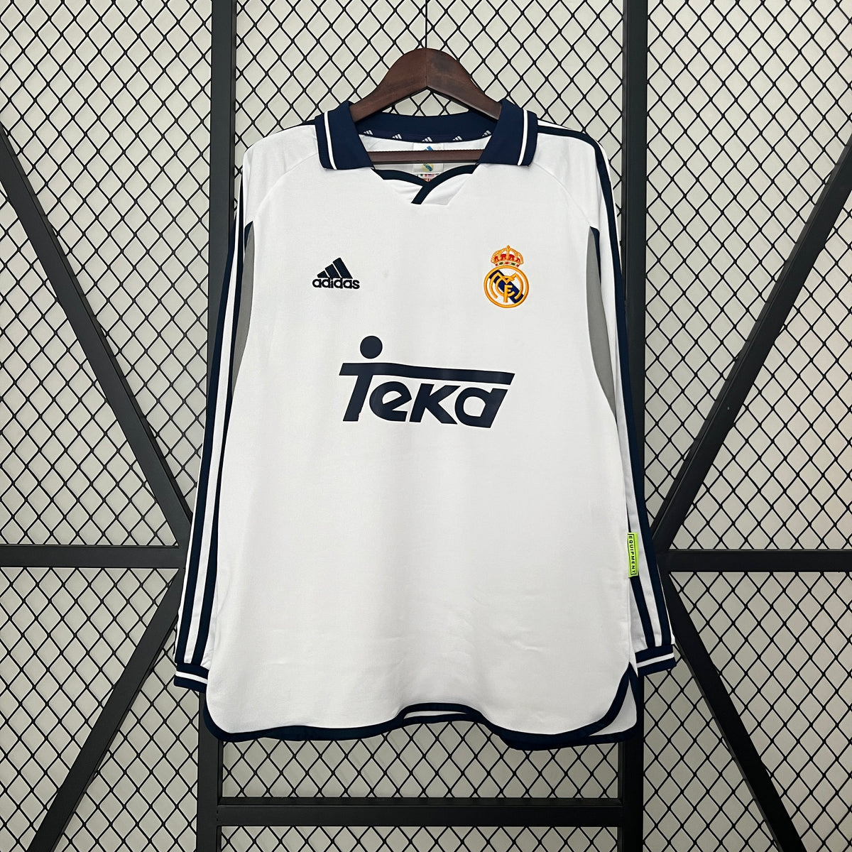 Retro long sleeve Real Madrid 00-01 Home detail