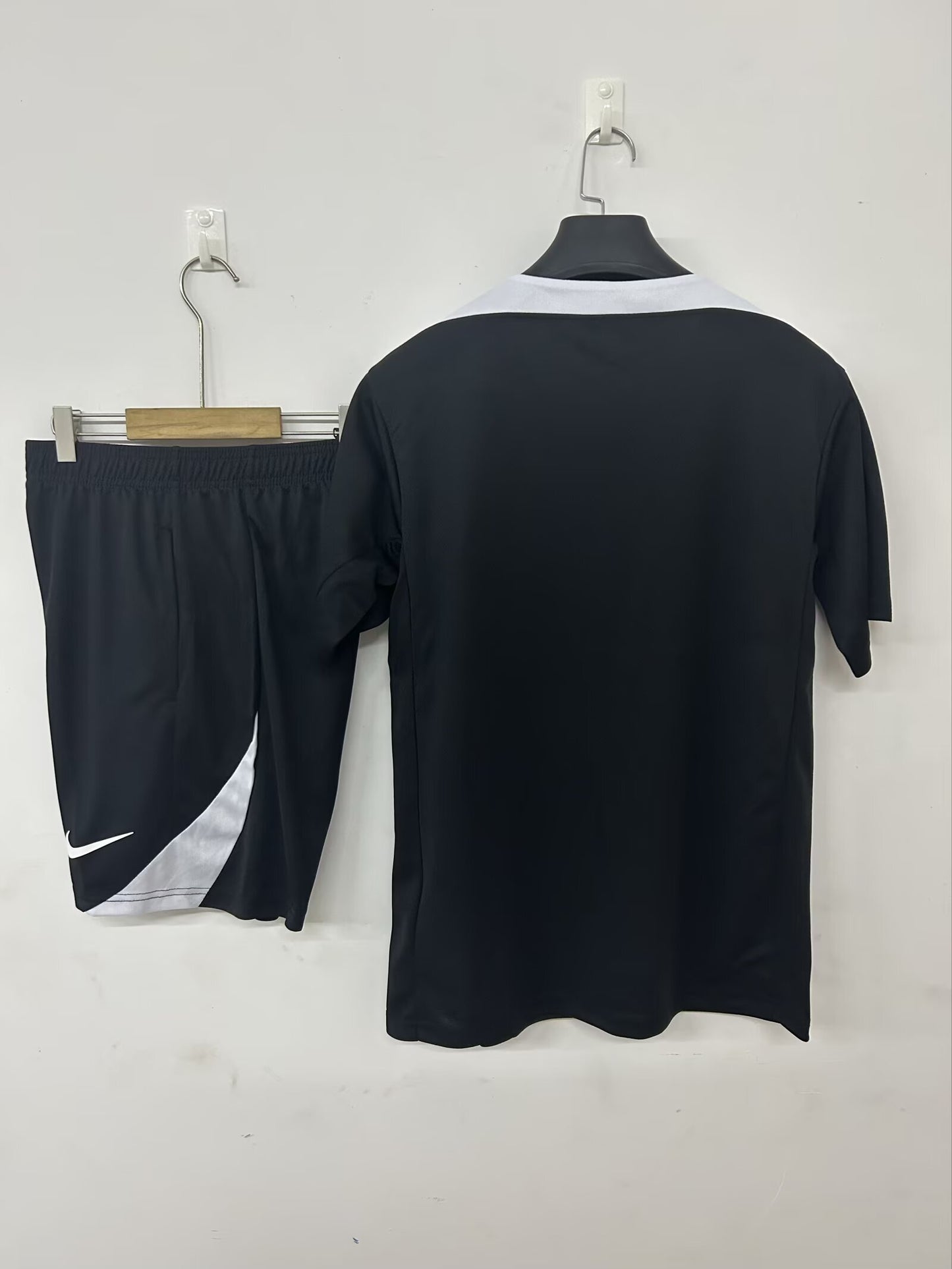 25-26 Chelsea training suit black detail