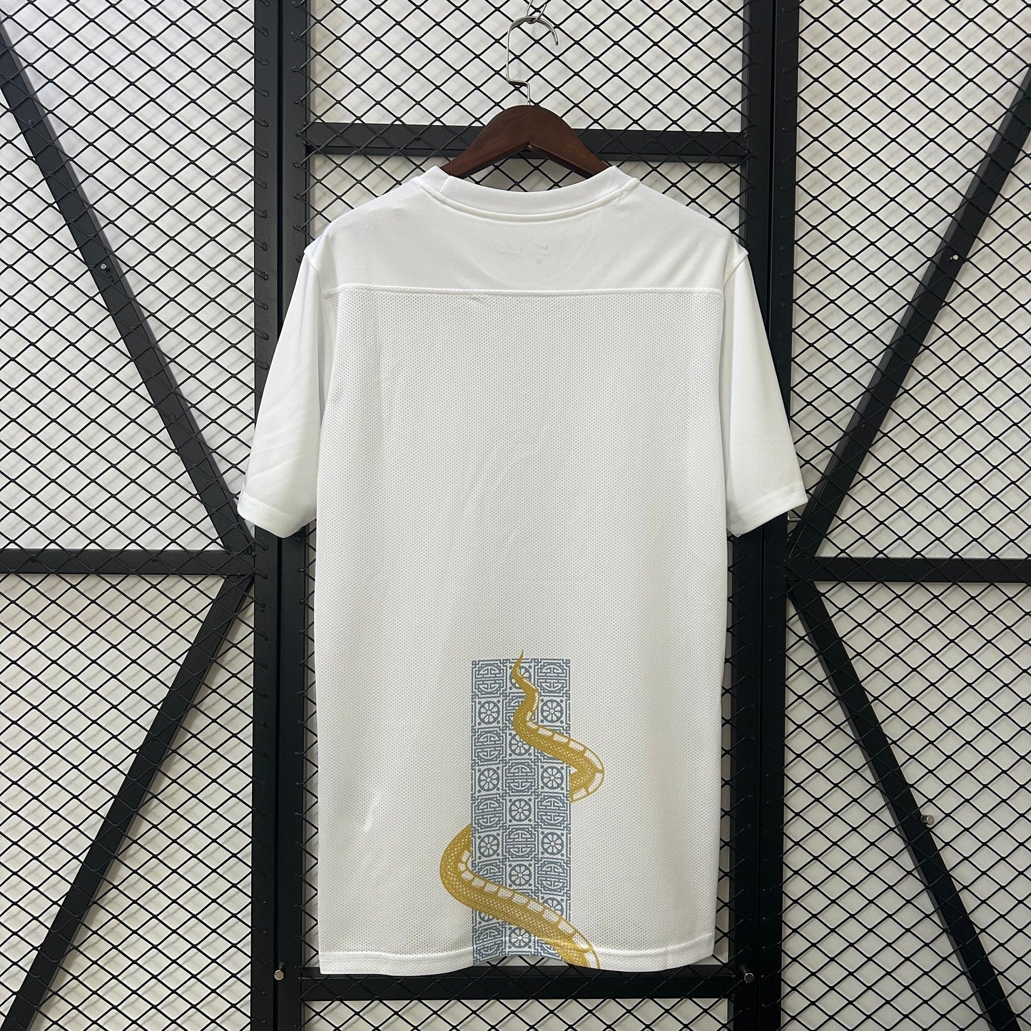 25-26 Tottenham Pre-match clothing detail