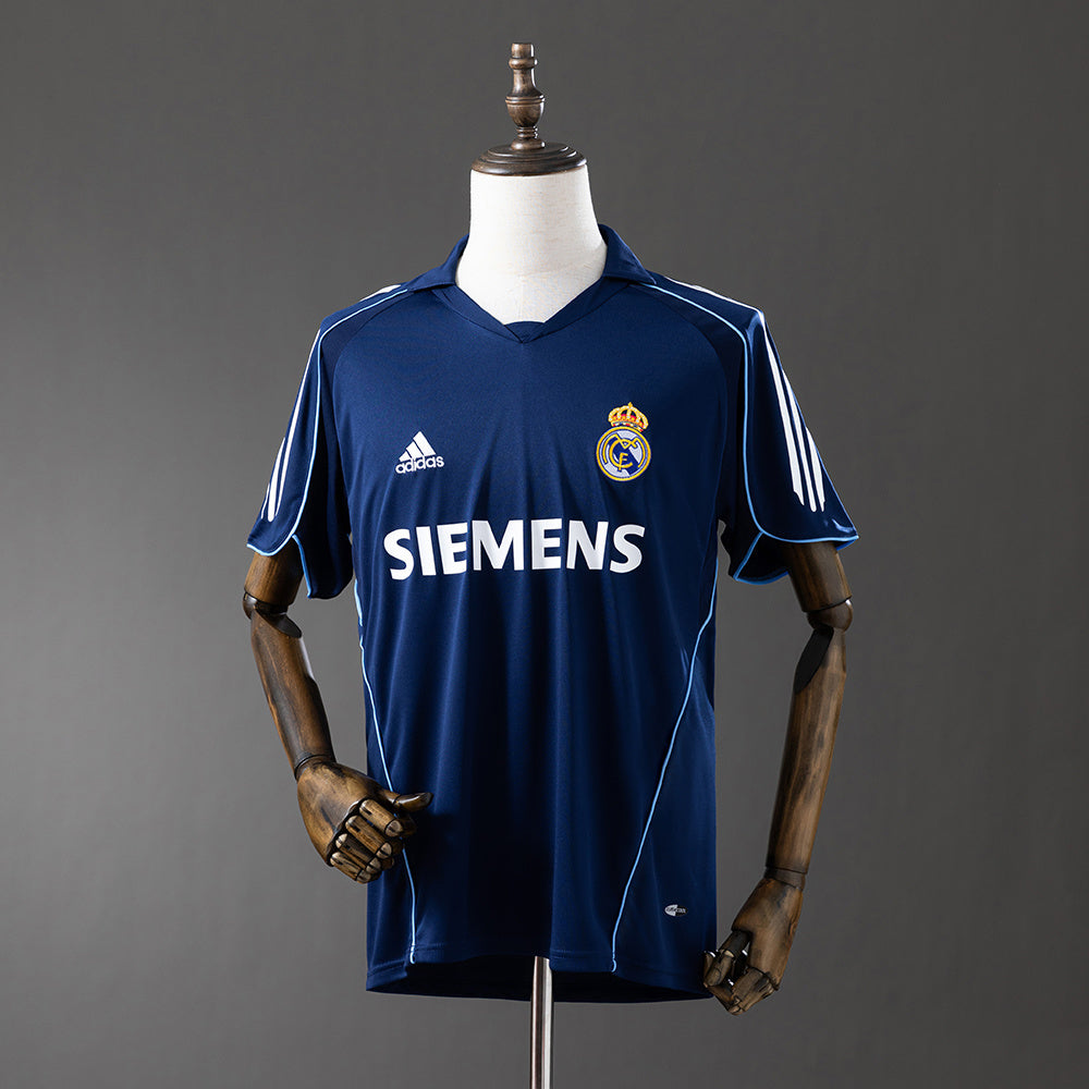 Retro 05-06 Real Madrid Away detail