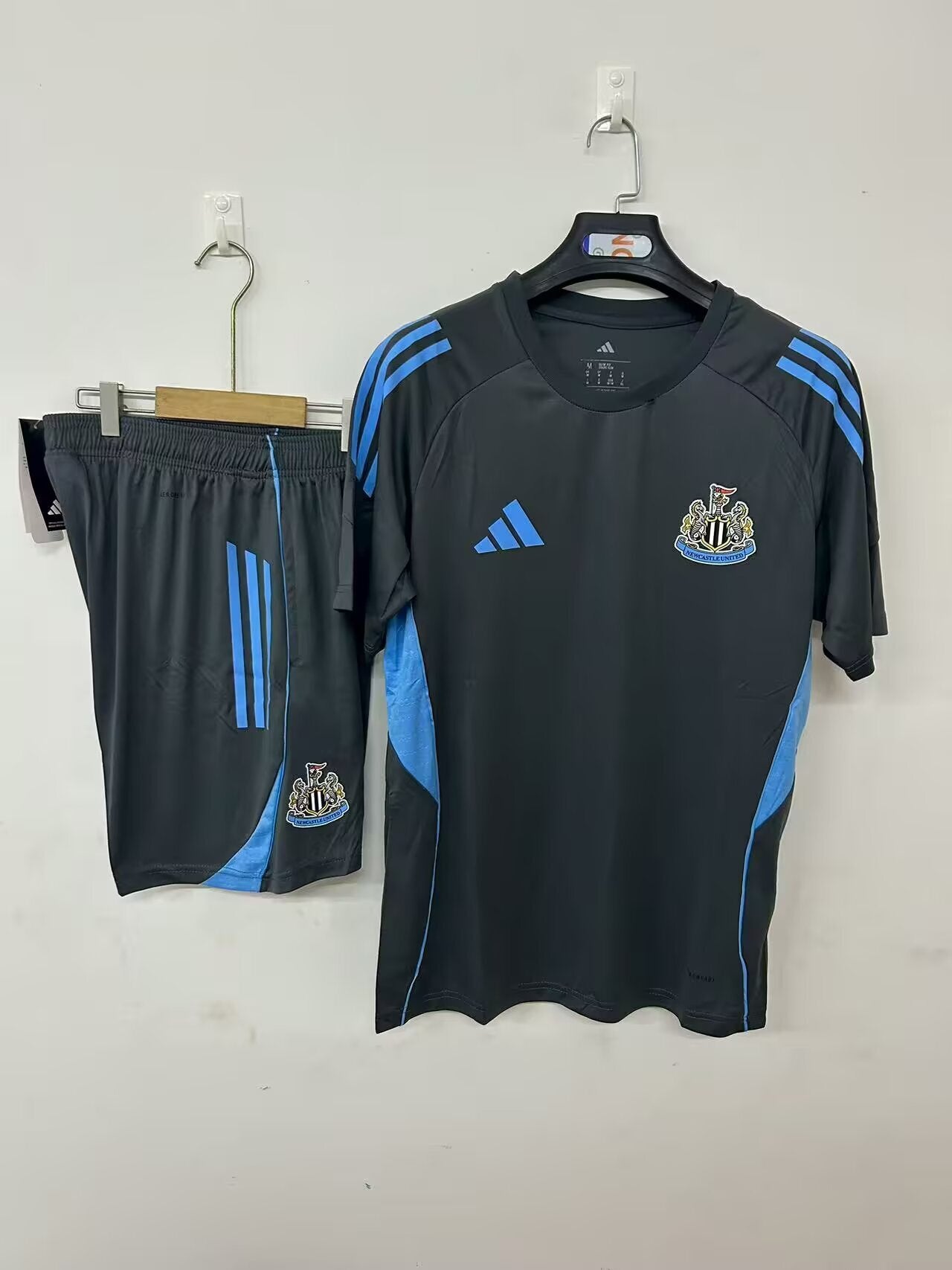 25-26 Newcastle United training jersey grey detail