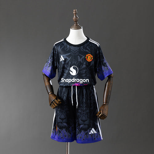 M-U 25-26 Kids Kit Special edition Jersey detail