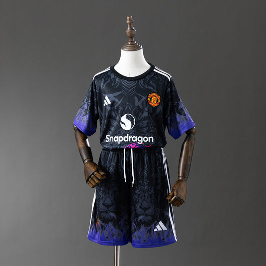 M-U 25-26 Kids Kit Special edition Jersey detail