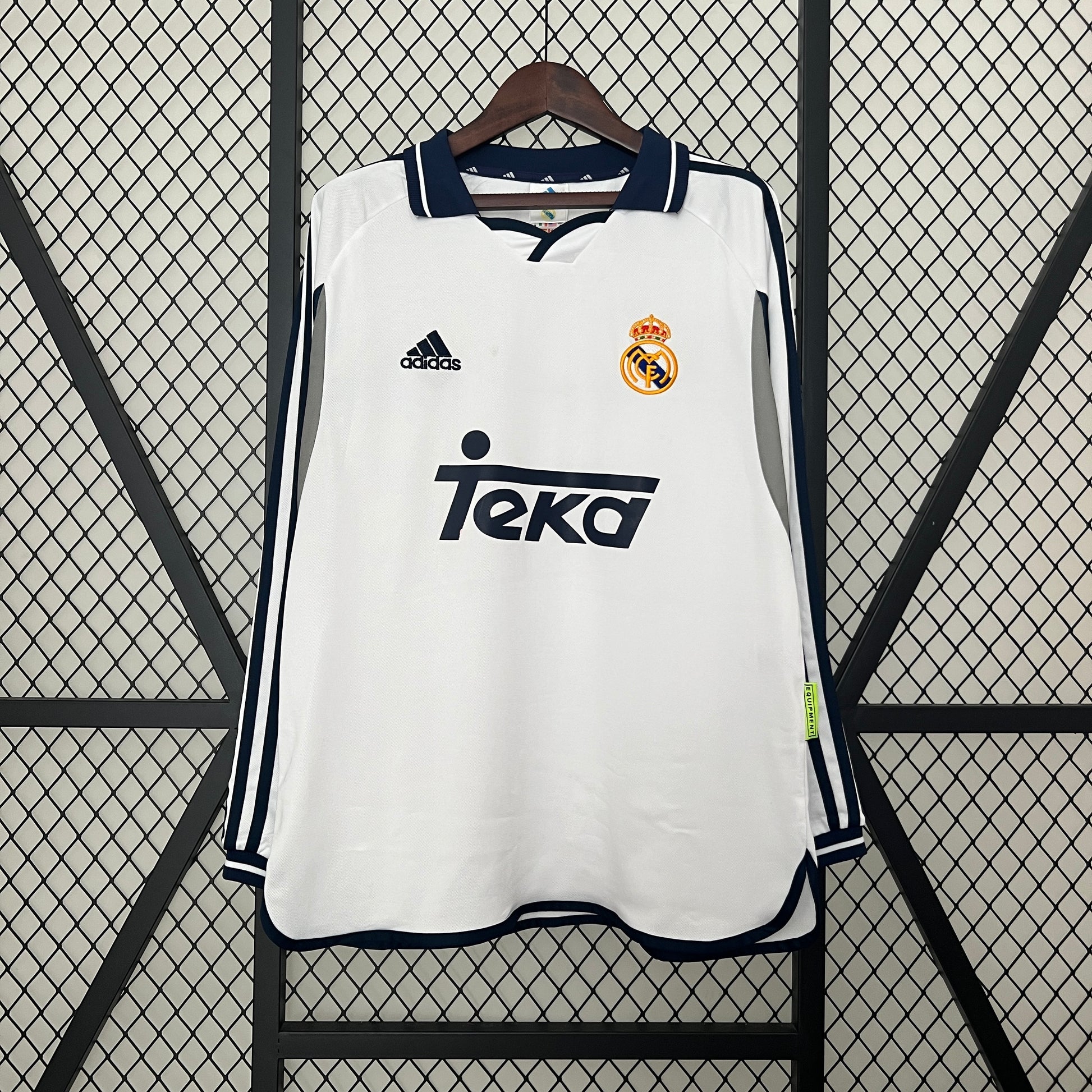 Retro long sleeve Real Madrid 00-01 Home detail