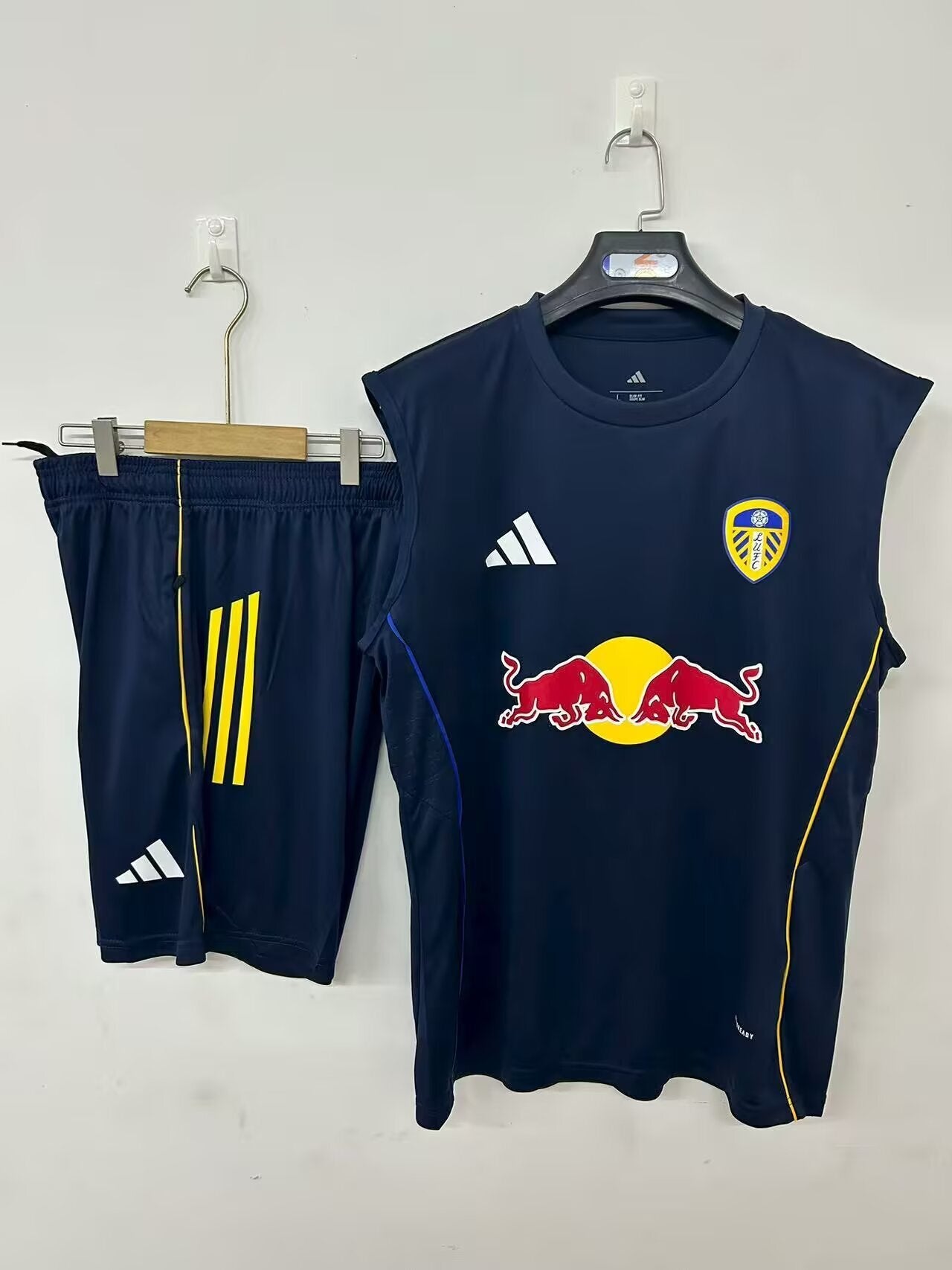 25-26 Leeds United training jersey royal blue detail