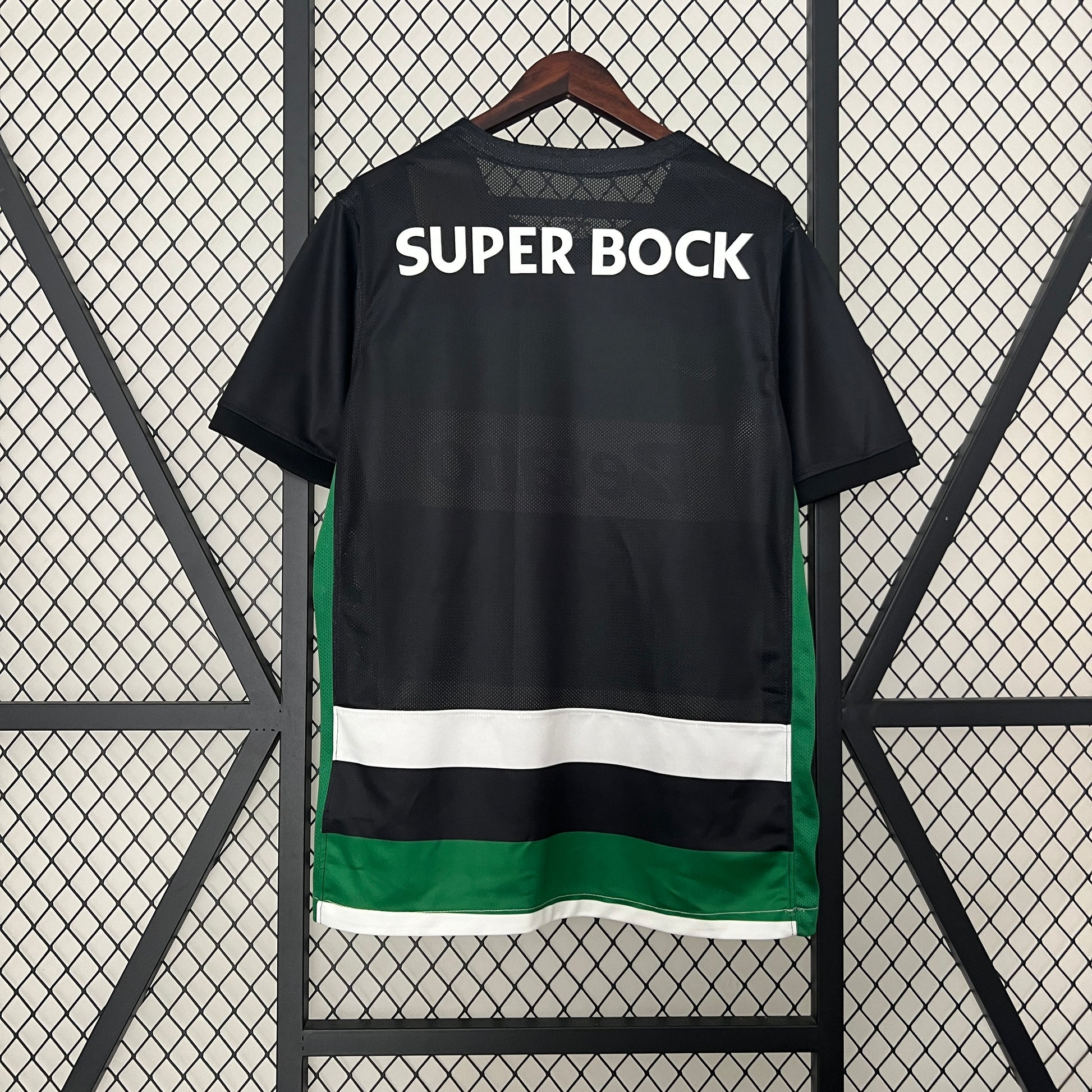 24-25 Sporting Lisbon home detail