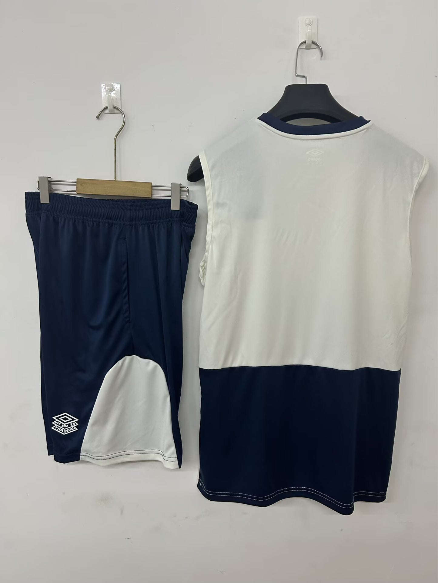 25-26 West Ham United training beige detail