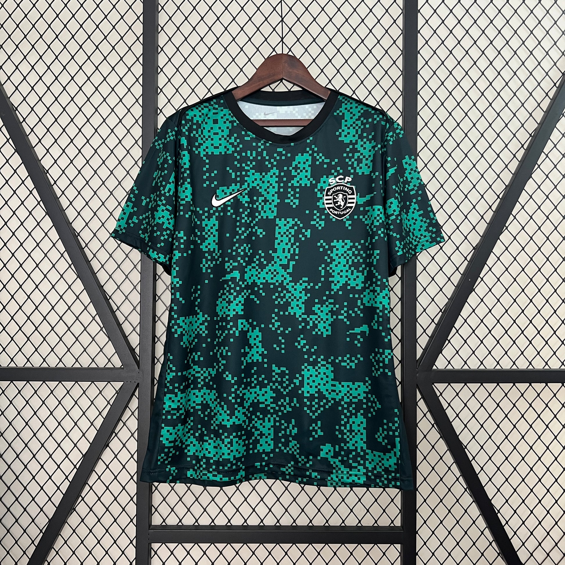 24-25 Sporting Lisbon Training Jersey detail