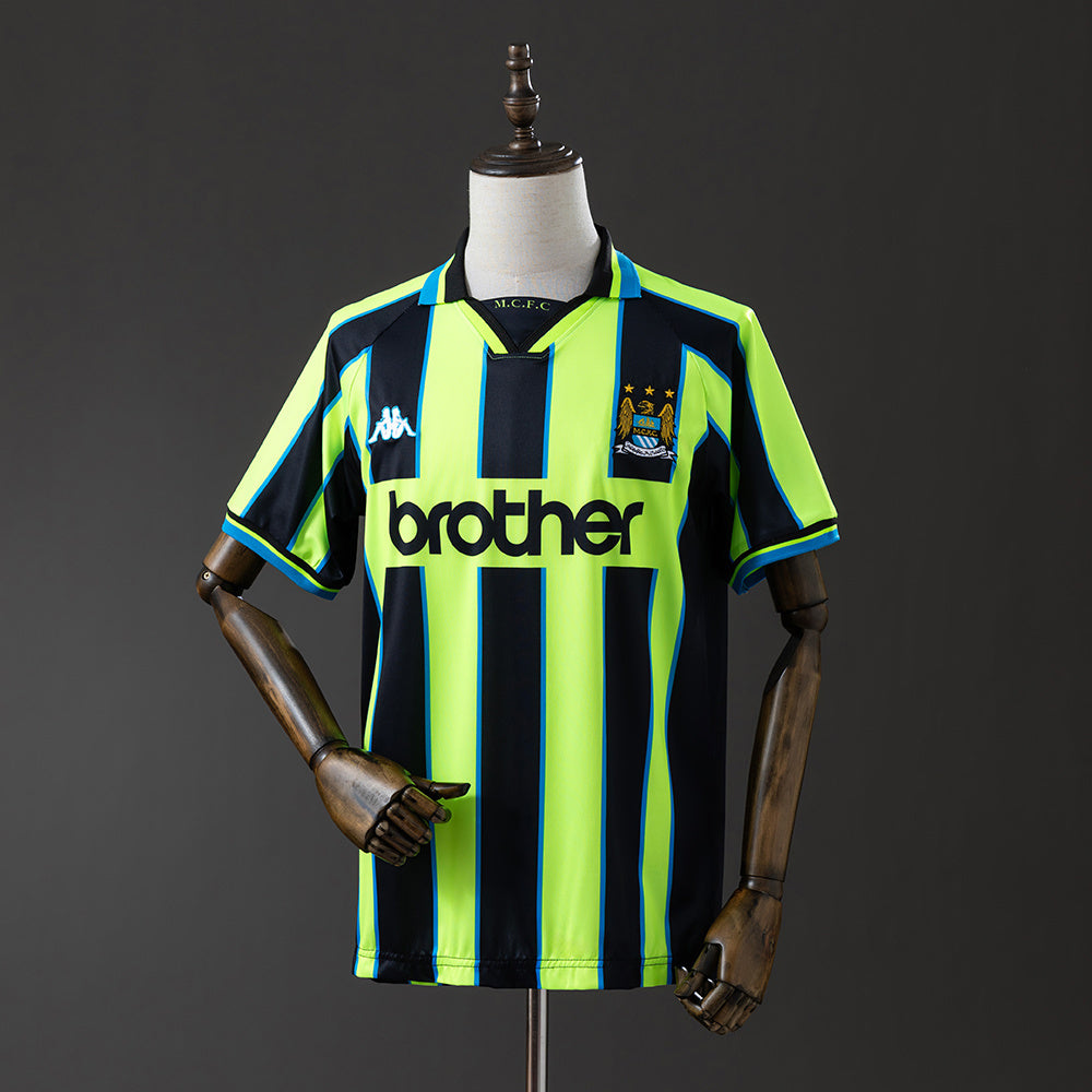 Retro Manchester City 98-99 away detail