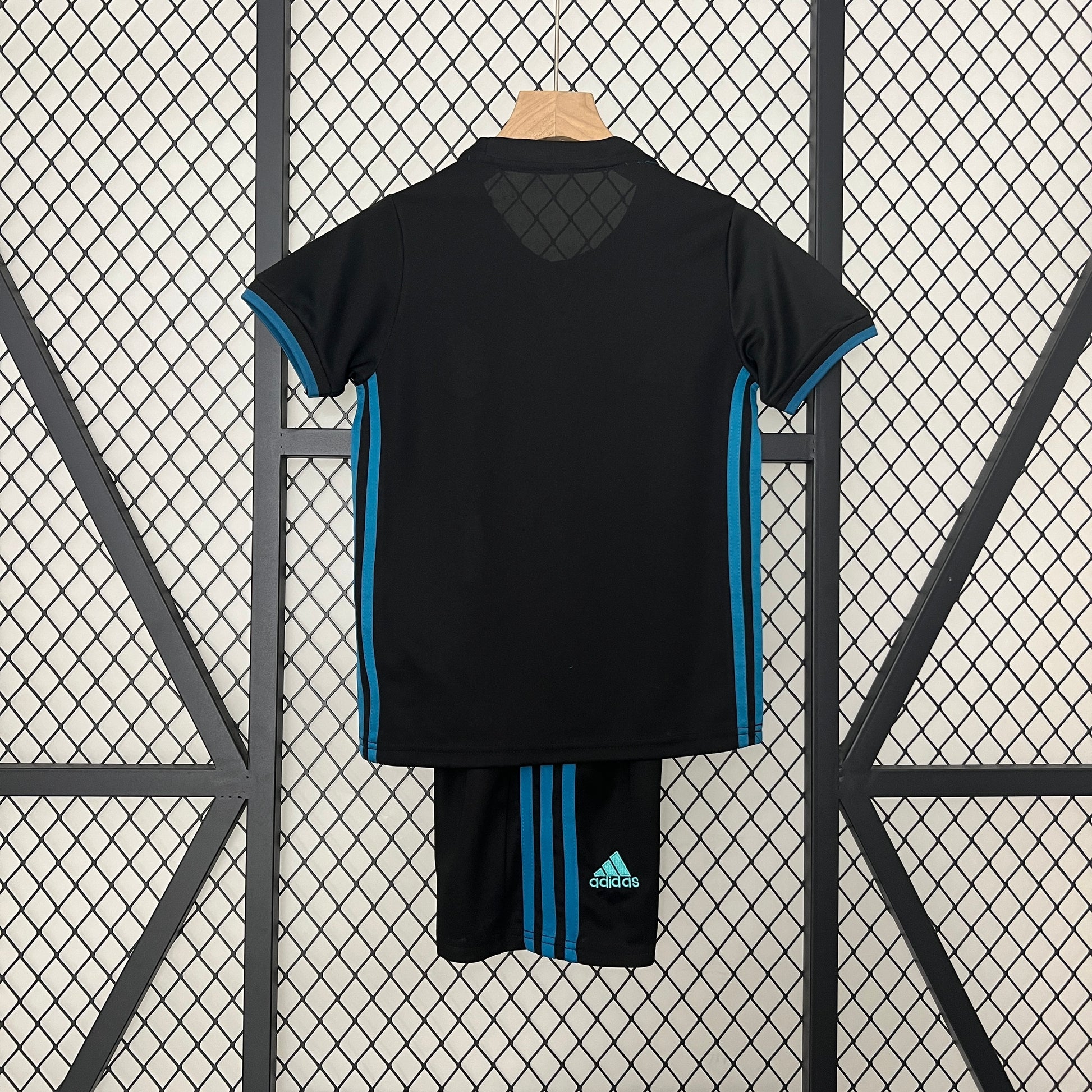 kids Real Madrid 17-18 away detail