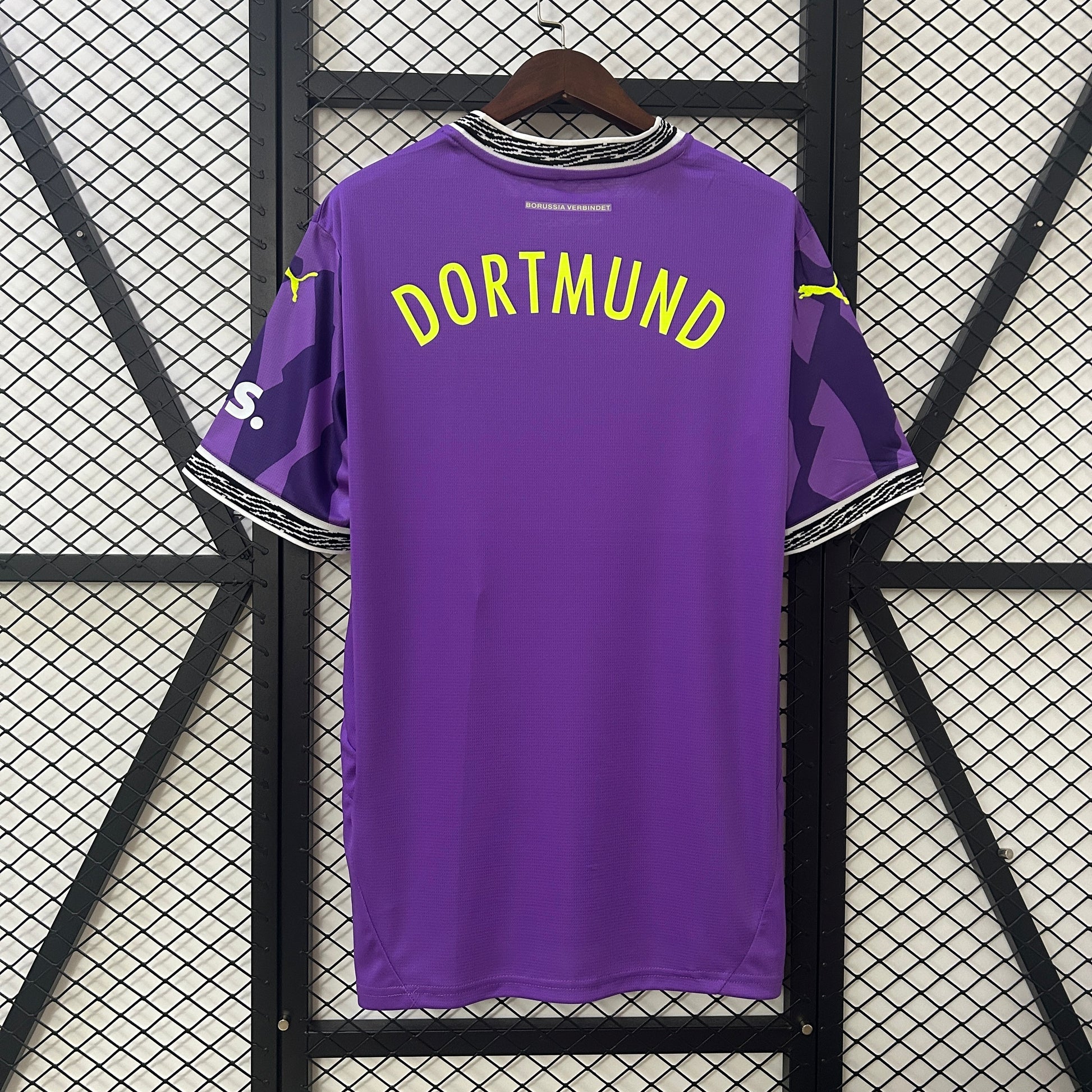 24-25 Goalkeeper Dortmund Purple detail
