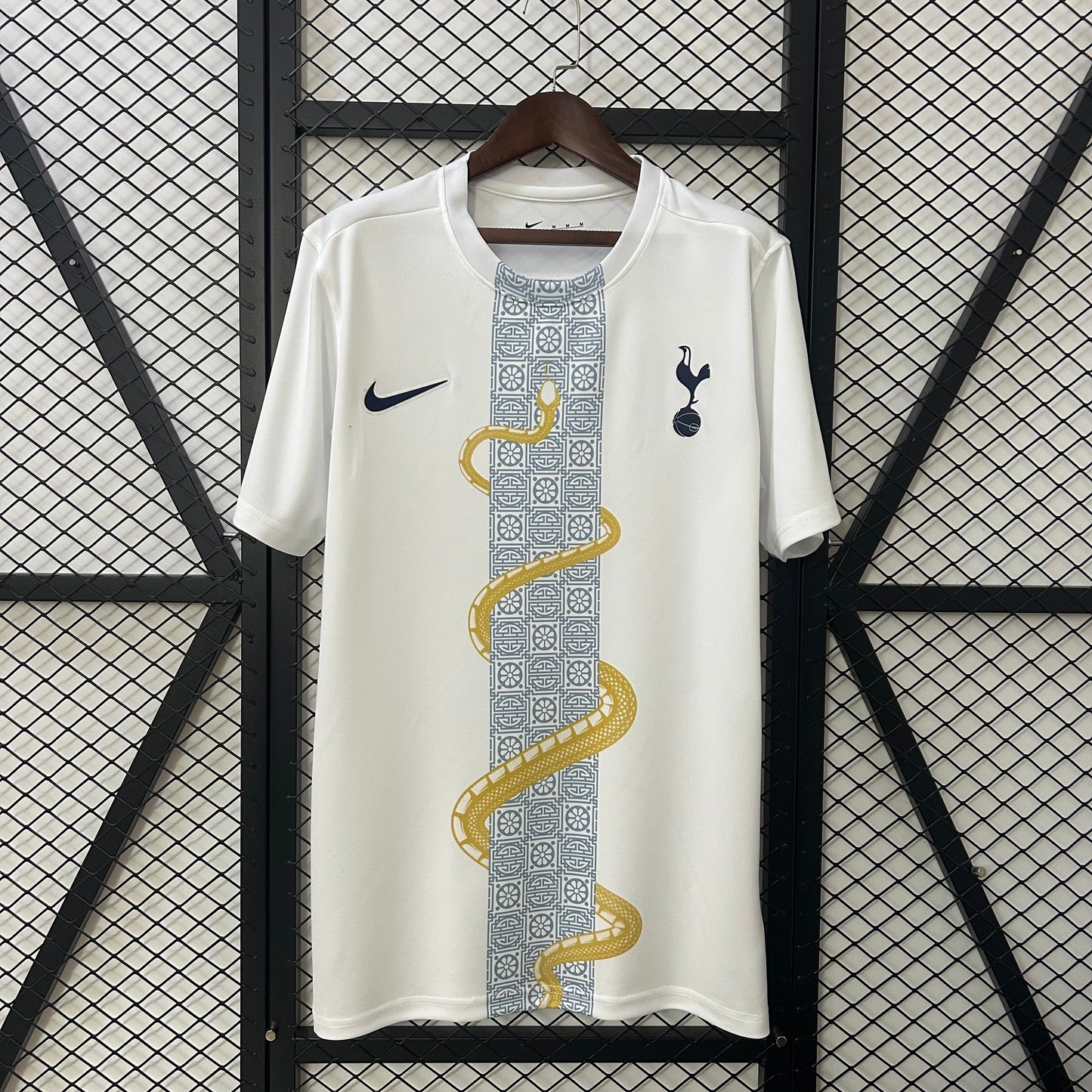 25-26 Tottenham Pre-match clothing