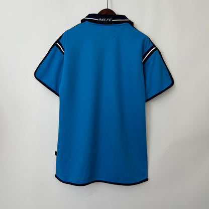 Retro Manchester City 01-02 Home detail