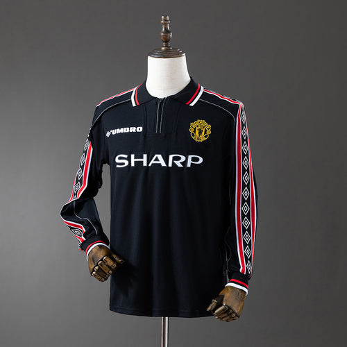M-U 1998-99 Black Long Sleeve Retro Jersey detail