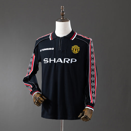 M-U 1998-99 Black Long Sleeve Retro Jersey detail