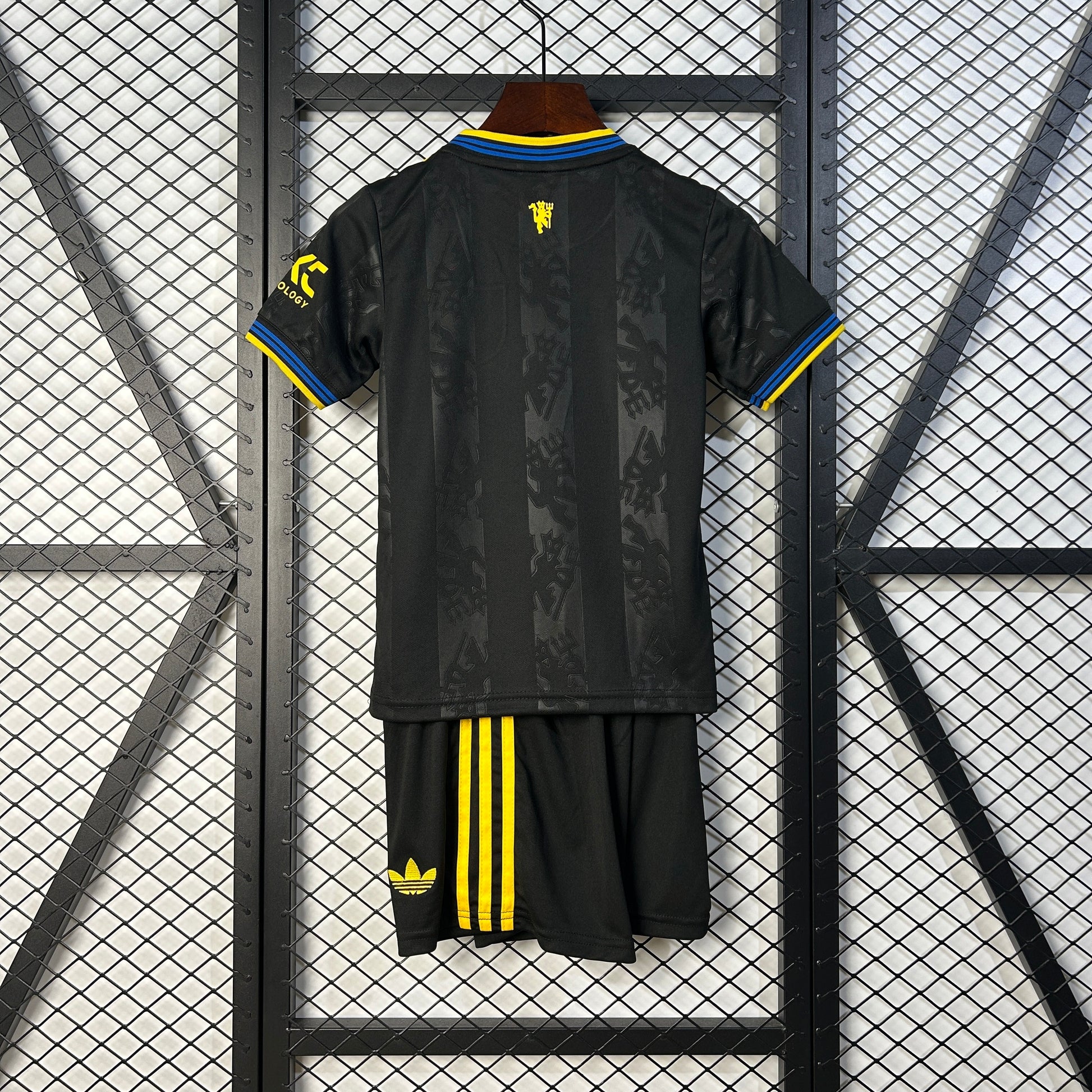 25-26 kids M-U third away detail
