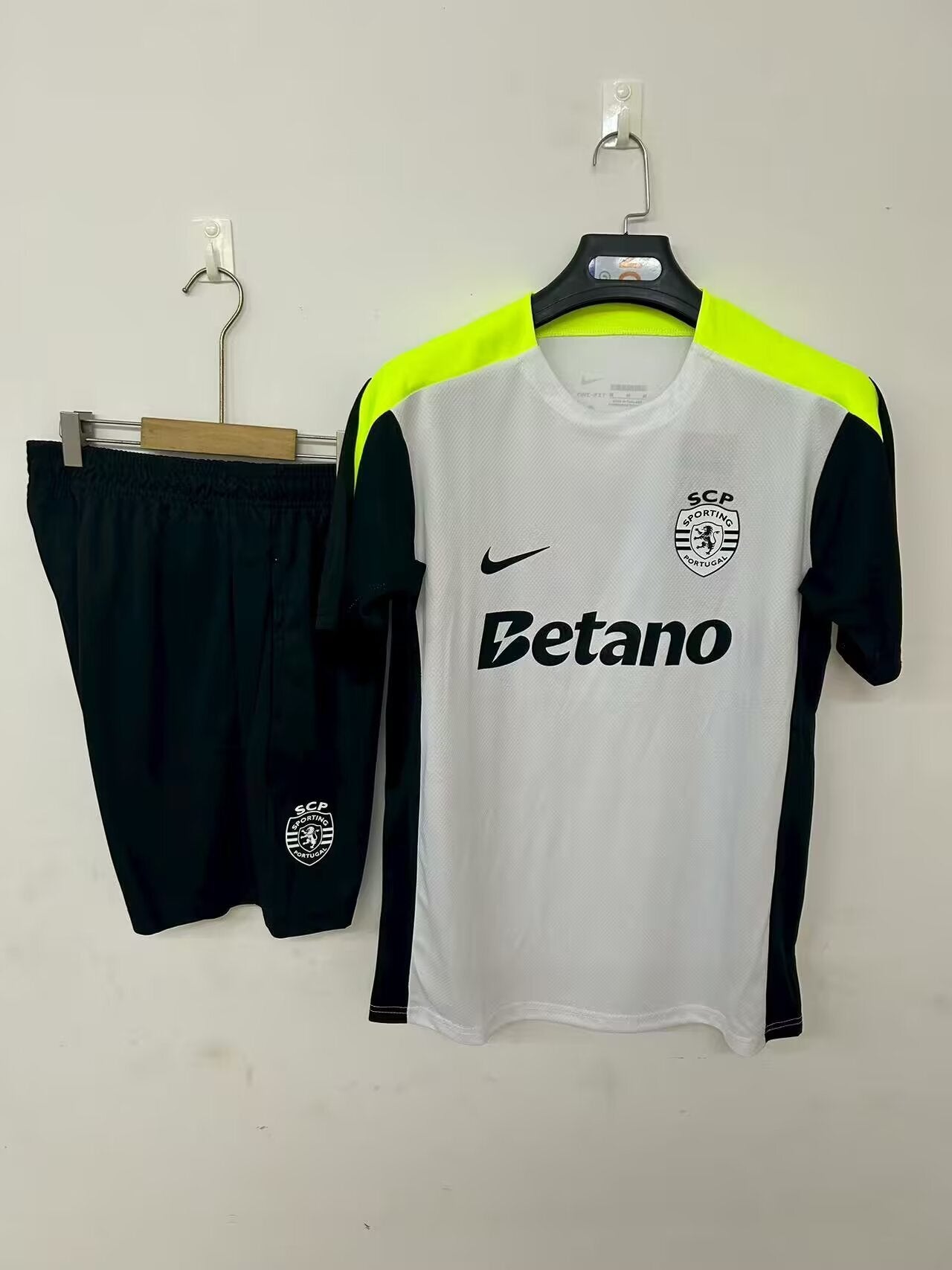 25-26 Lisbon pre-match training suit off-white detail