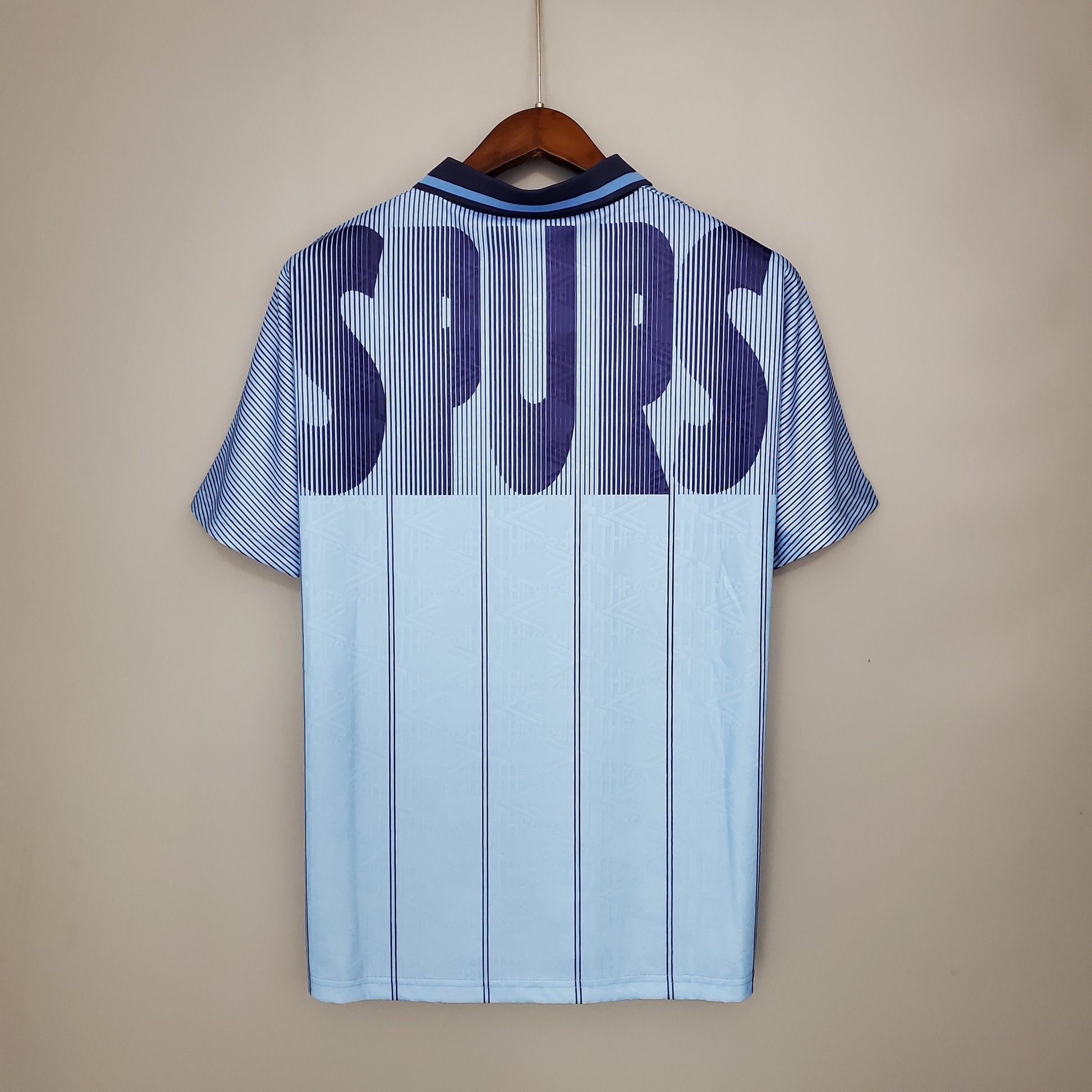 Retro Tottenham 92-94 third away detail