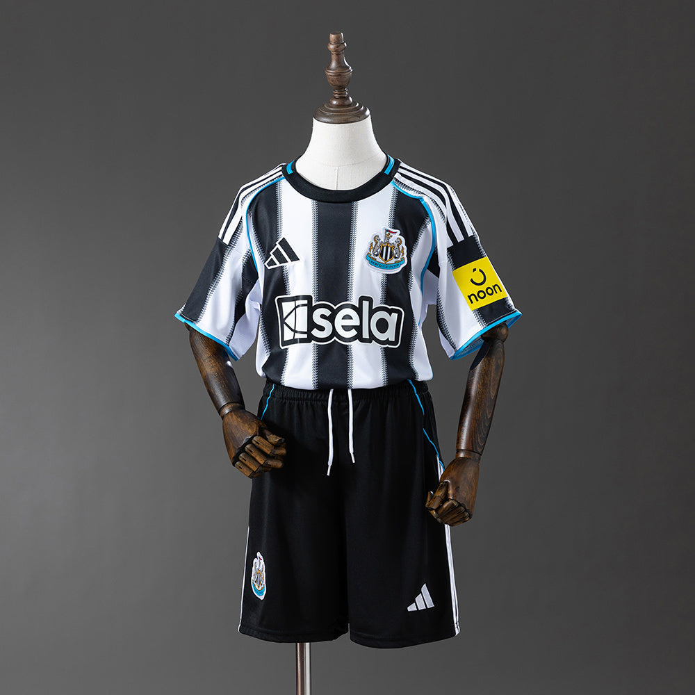 Newcastle United 25-26 Home Full kids kit Jersey detail