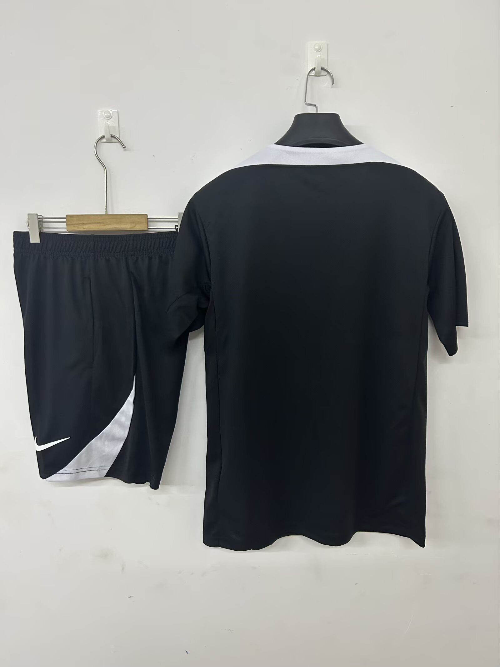 25-26 Chelsea training suit black detail