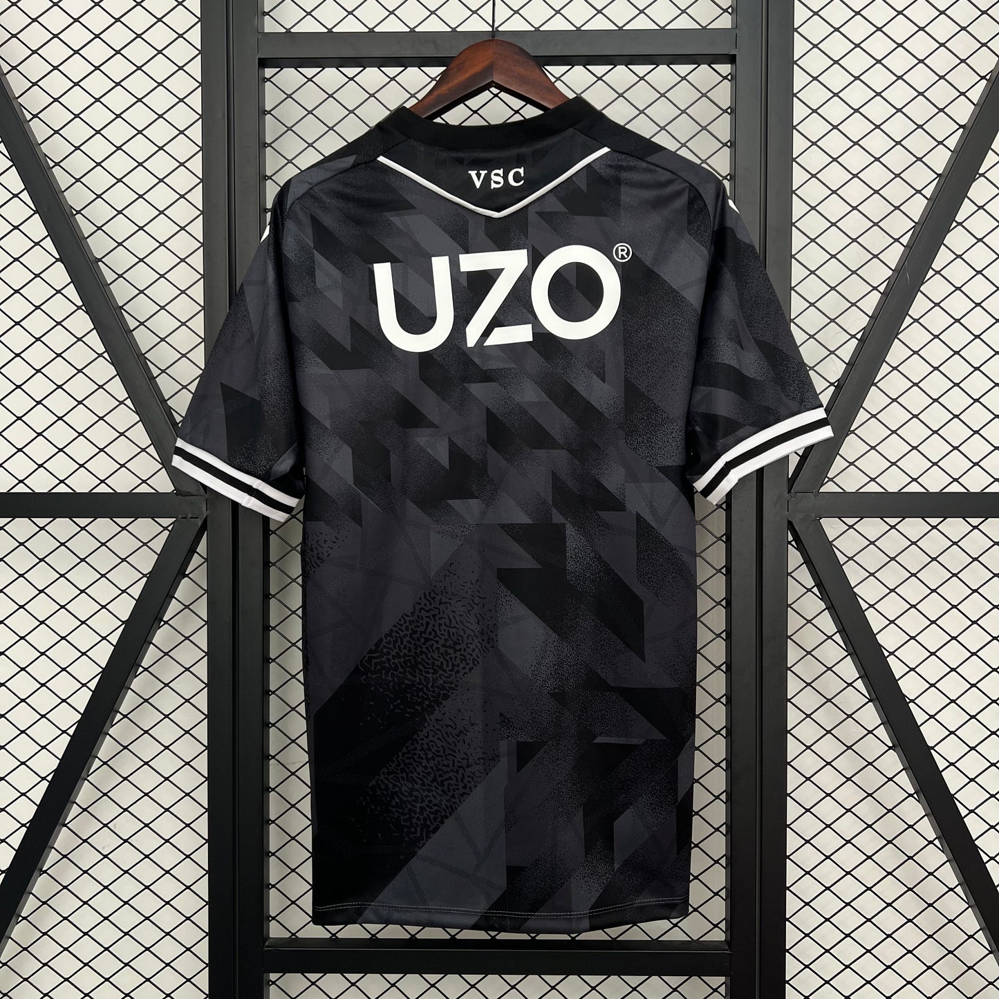 25-26 Guimarães away detail