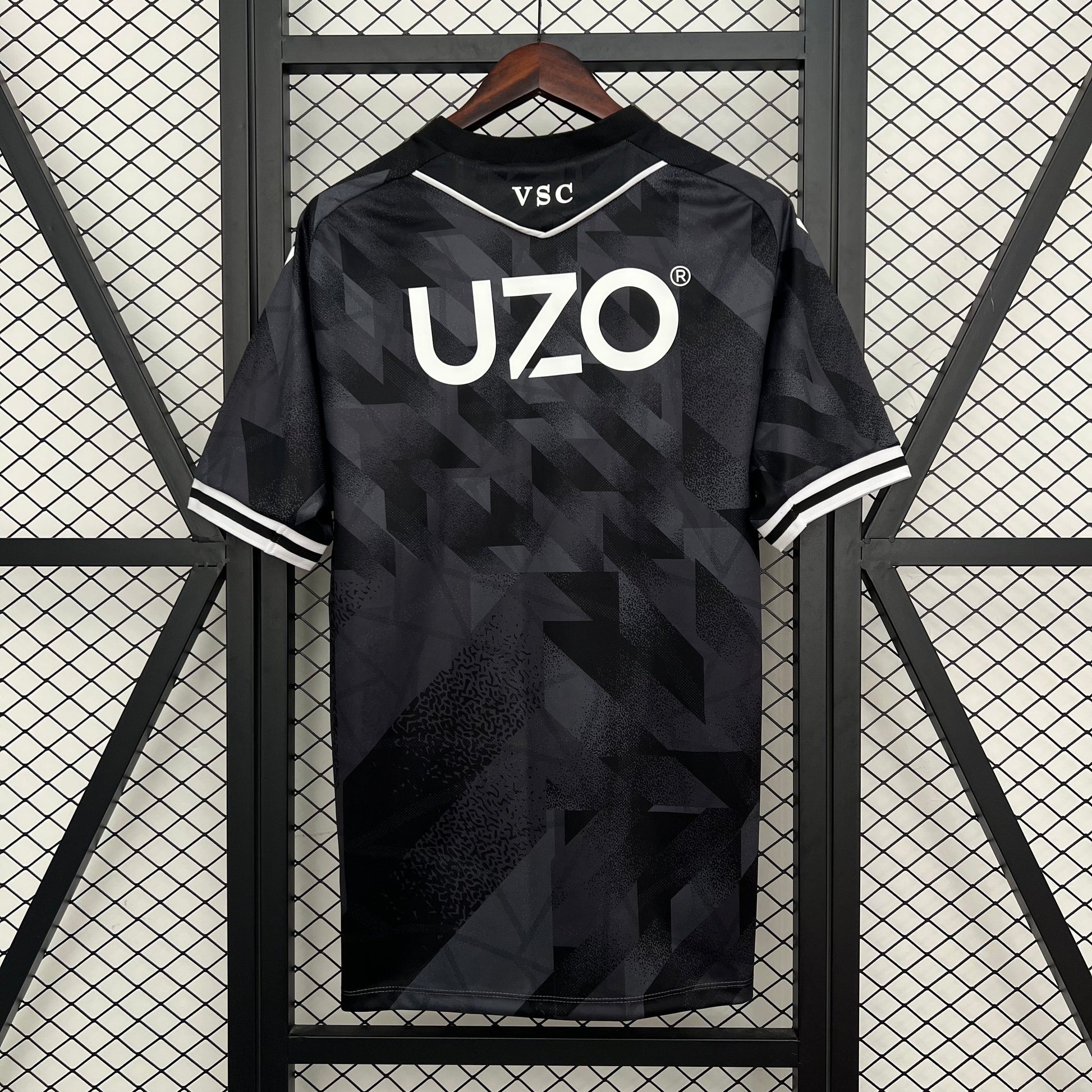 25-26 Guimarães away detail