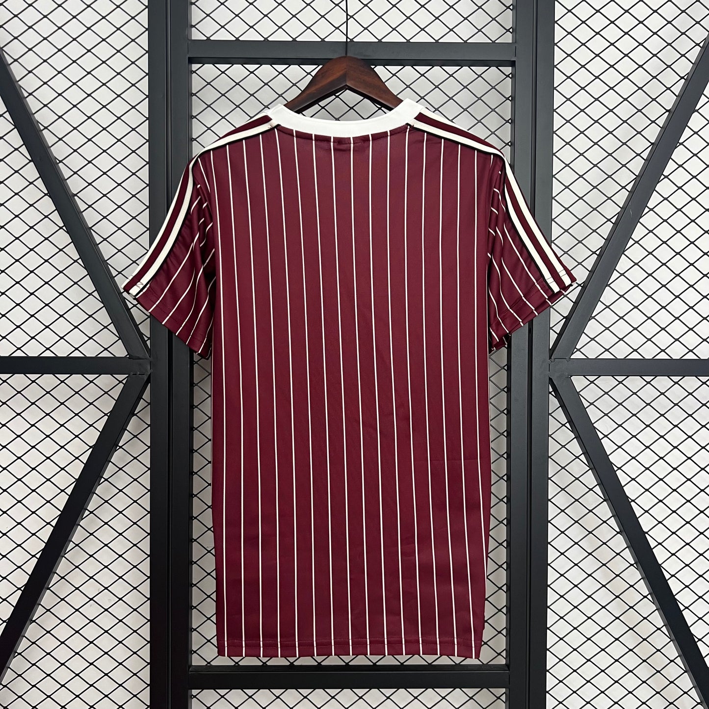 25-26 Ajax Retro detail
