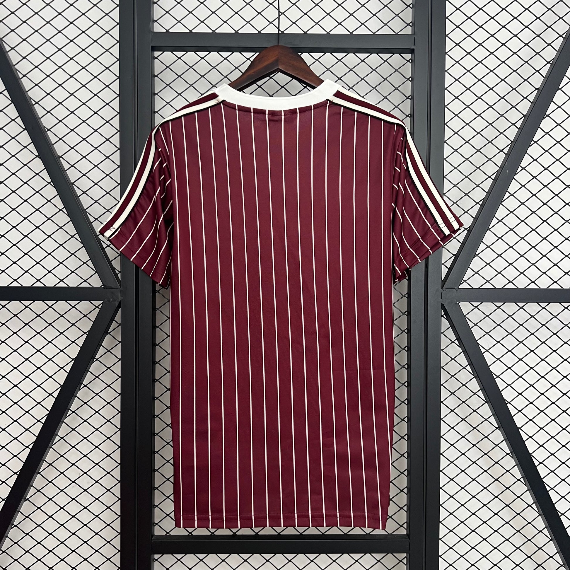 25-26 Ajax Retro detail
