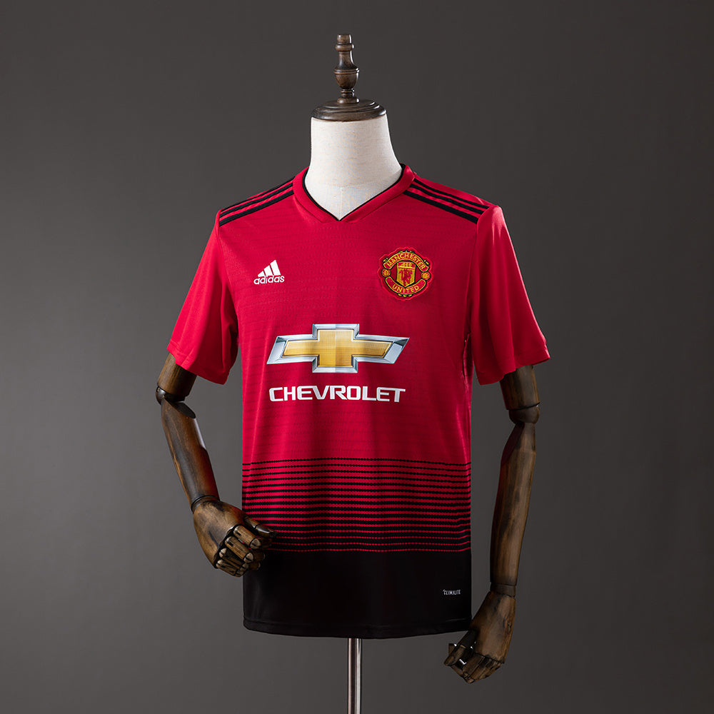 Retro 18-19 M-U home detail