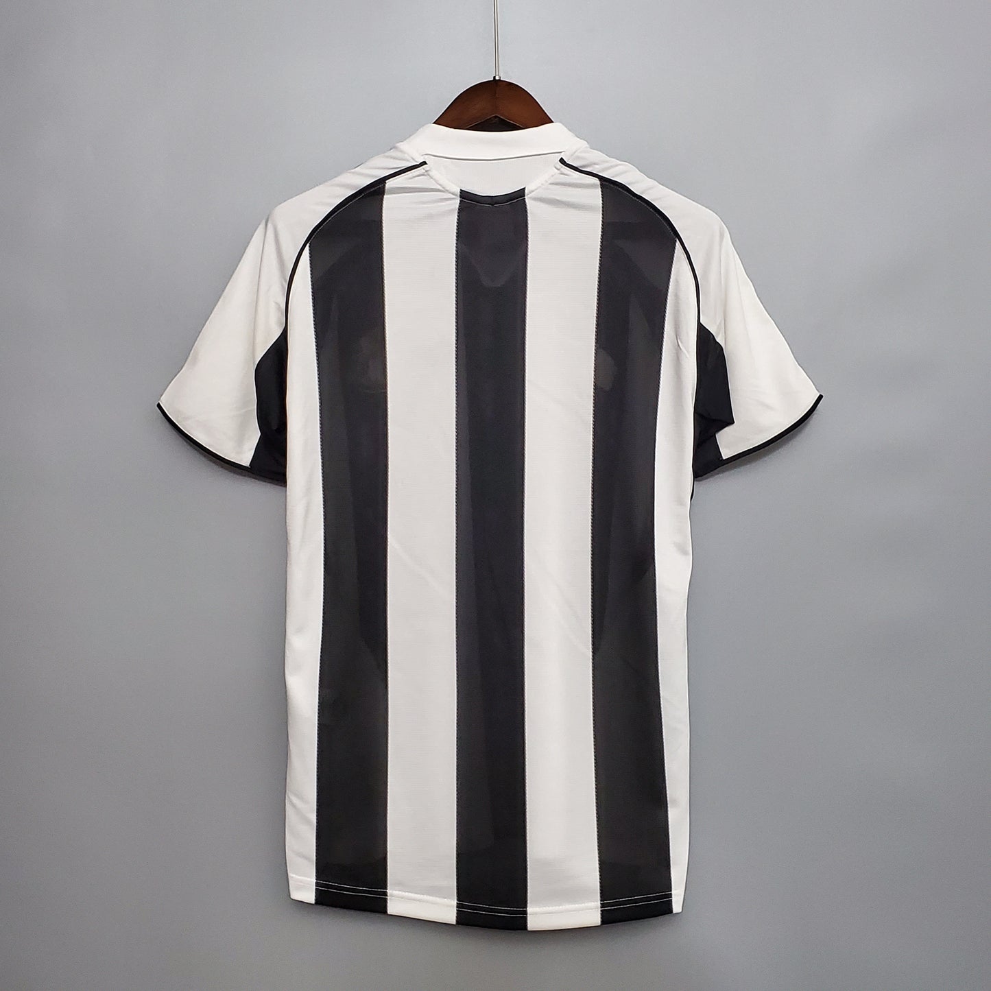 Retro 05-06 Newcastle United home detail