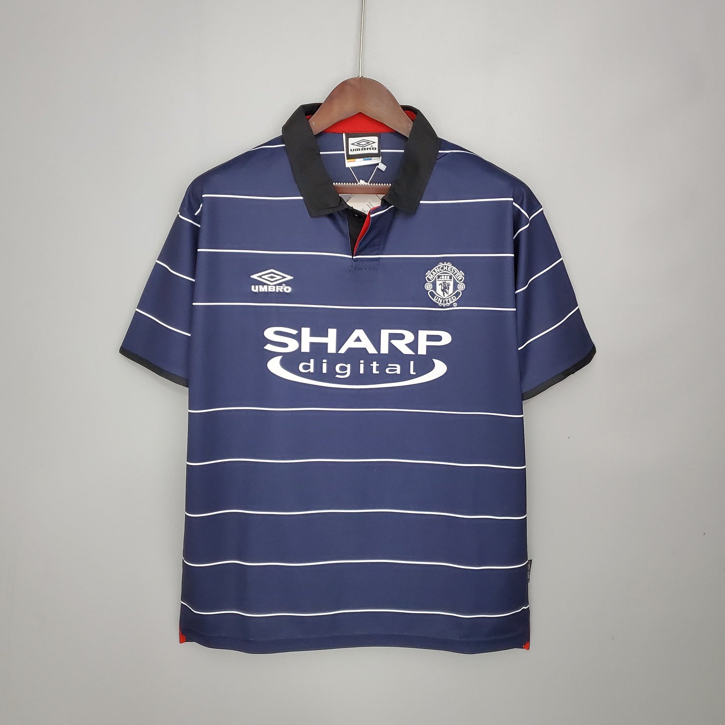 Retro M-U99-00 away detail