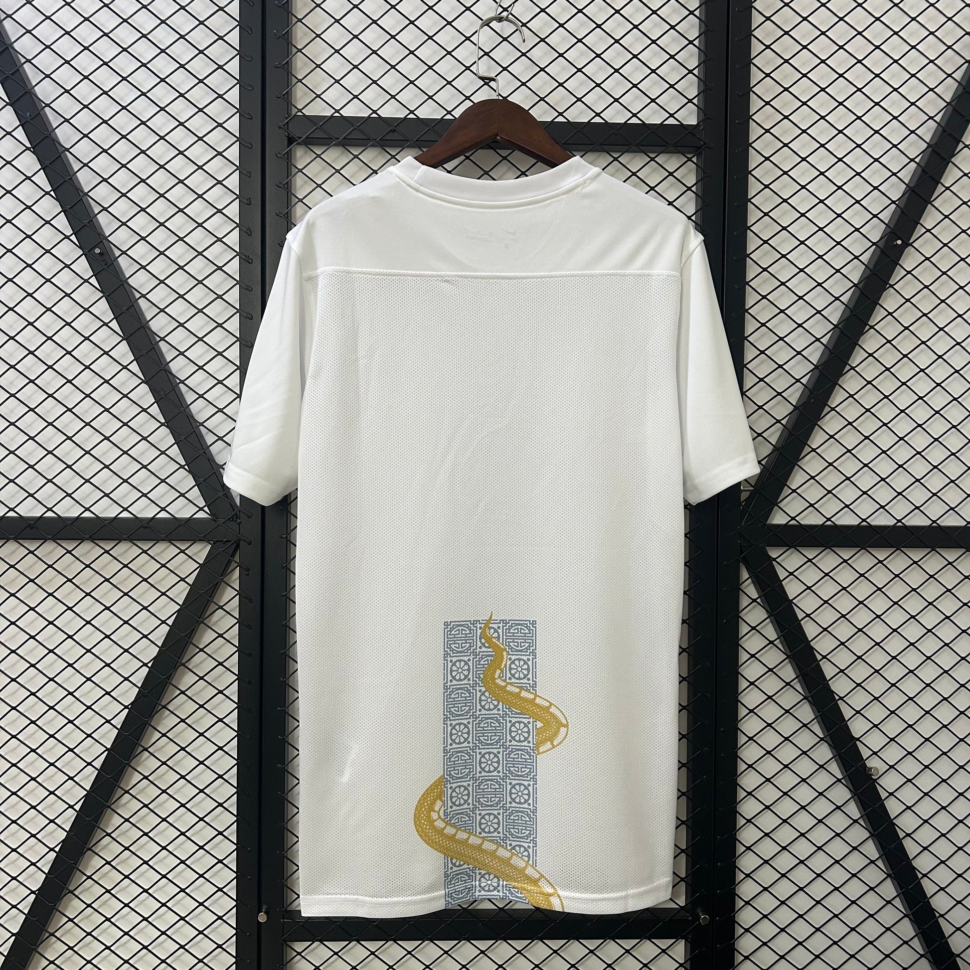 25-26 Tottenham Pre-match clothing detail