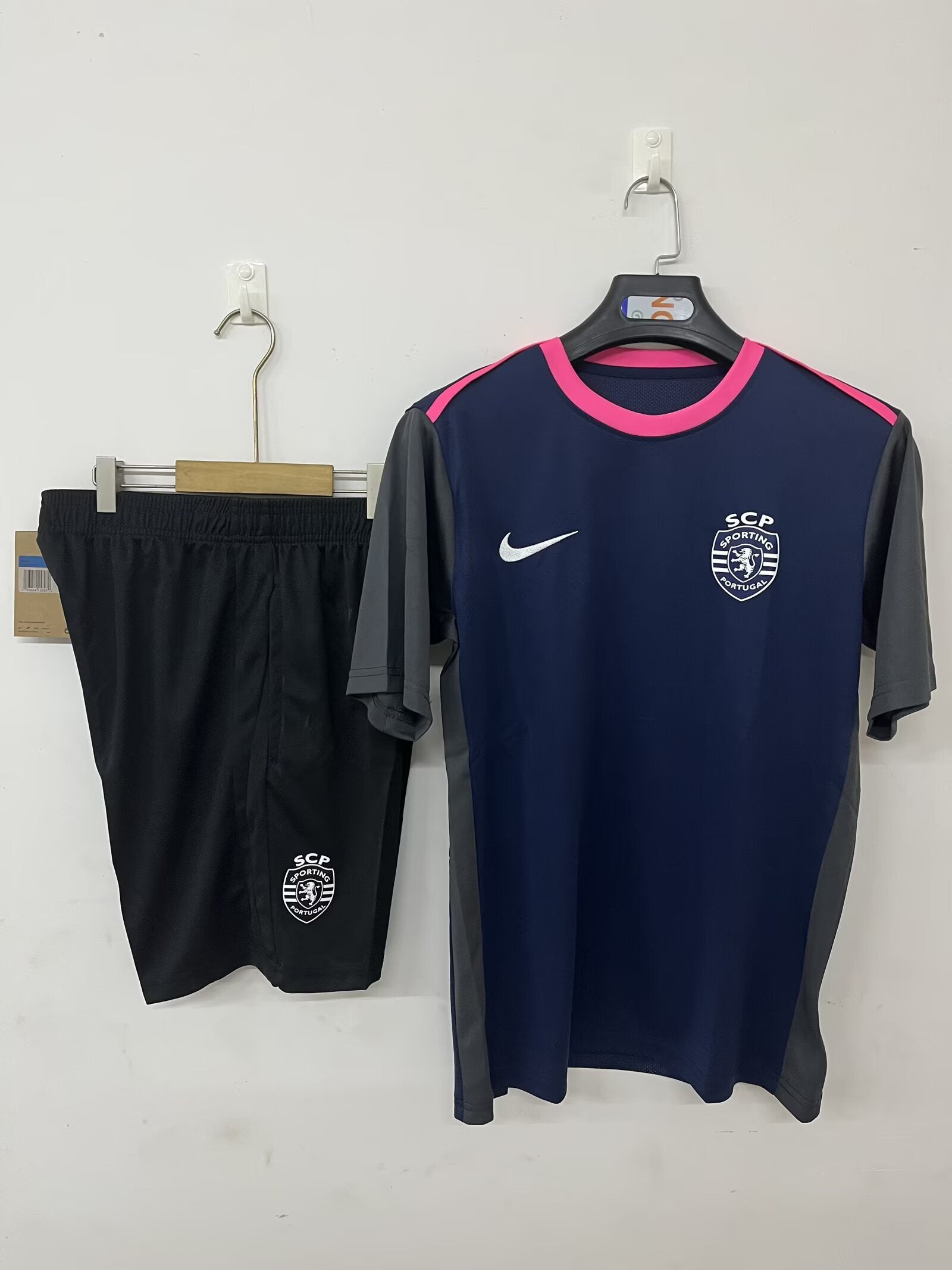 25-26 Lisbon pre-match training suit clear color detail