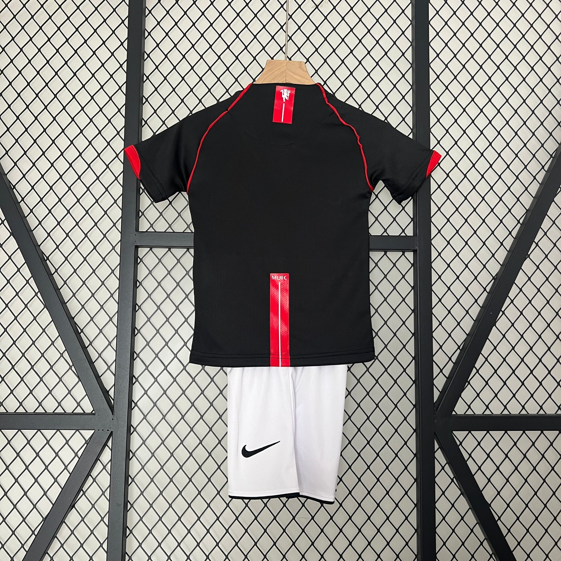 kids M-U 07-08 black detail